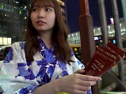 Japanese Beauty Mitsuha Serves with a Smile 24/7 at the Ear Cleaning Salon! Her Sensitive Body Sends Shivers Down Customers' Spines!